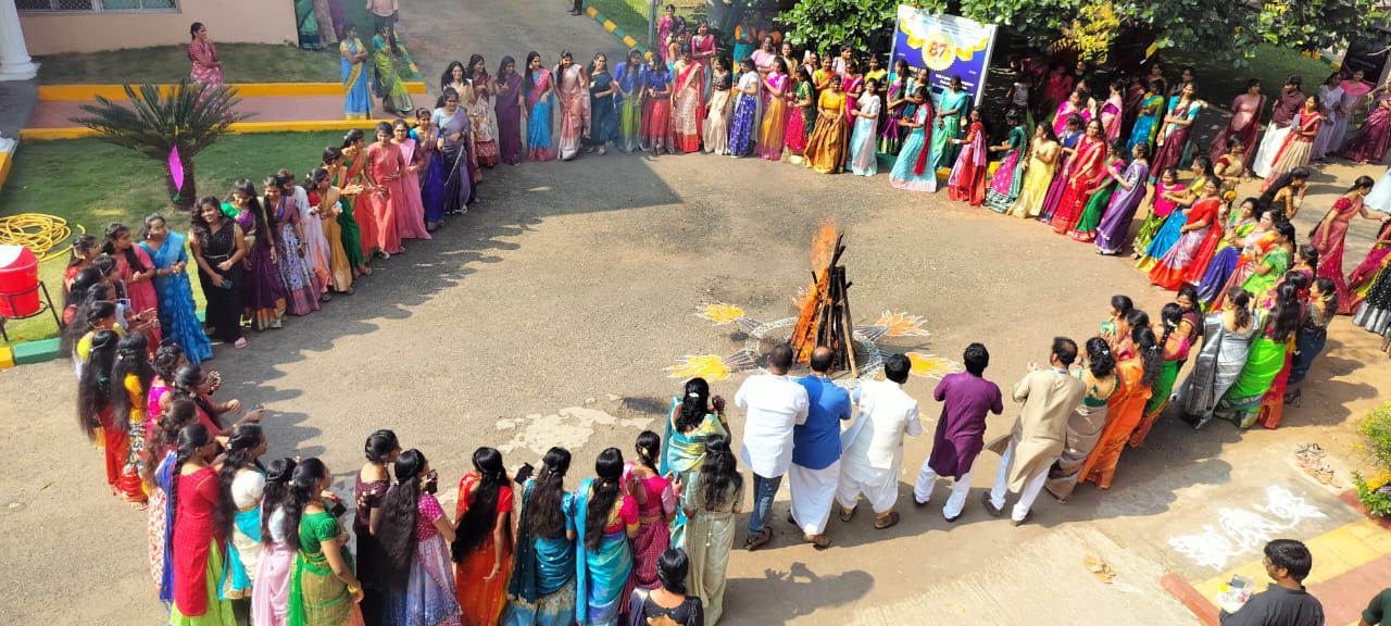 విష్ణు వైపర్ ఫార్మసి కళాశాలలో ఘనంగా సాంప్రదాయ దినోత్సవ వేడుకలు