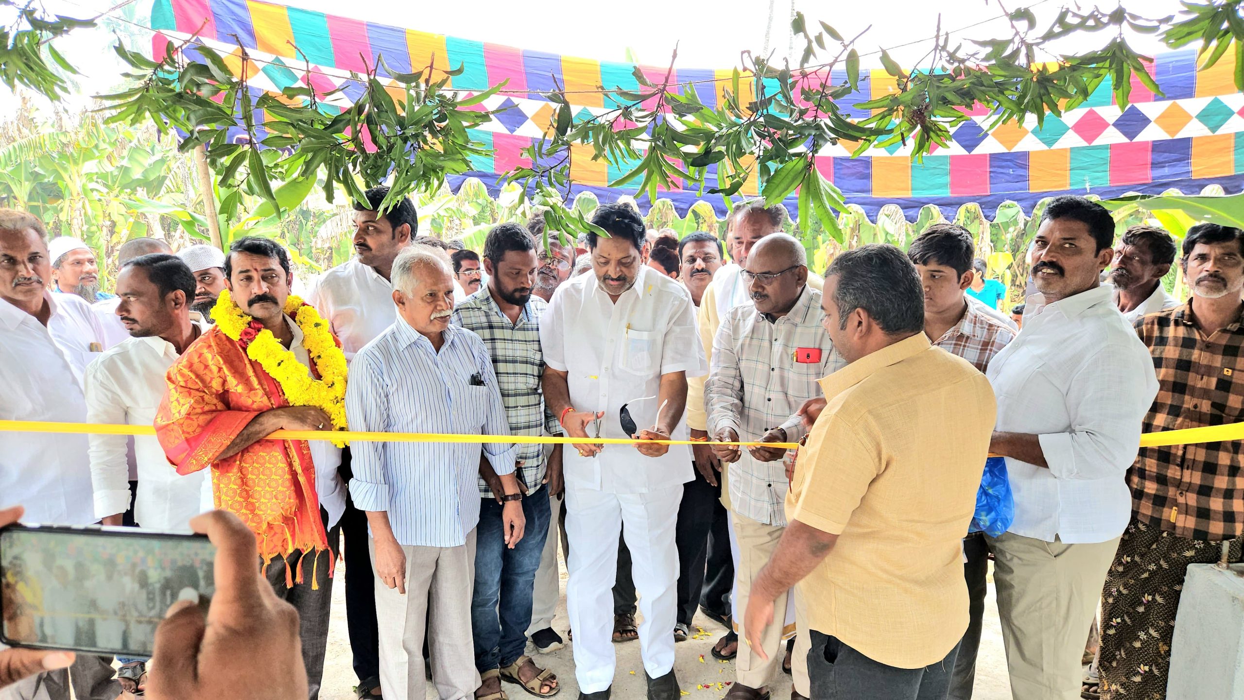 దలవాయిపల్లి గ్రామంలో గోశాలను ప్రారంభించిన మొక్క రూపనంద్ రెడ్డి