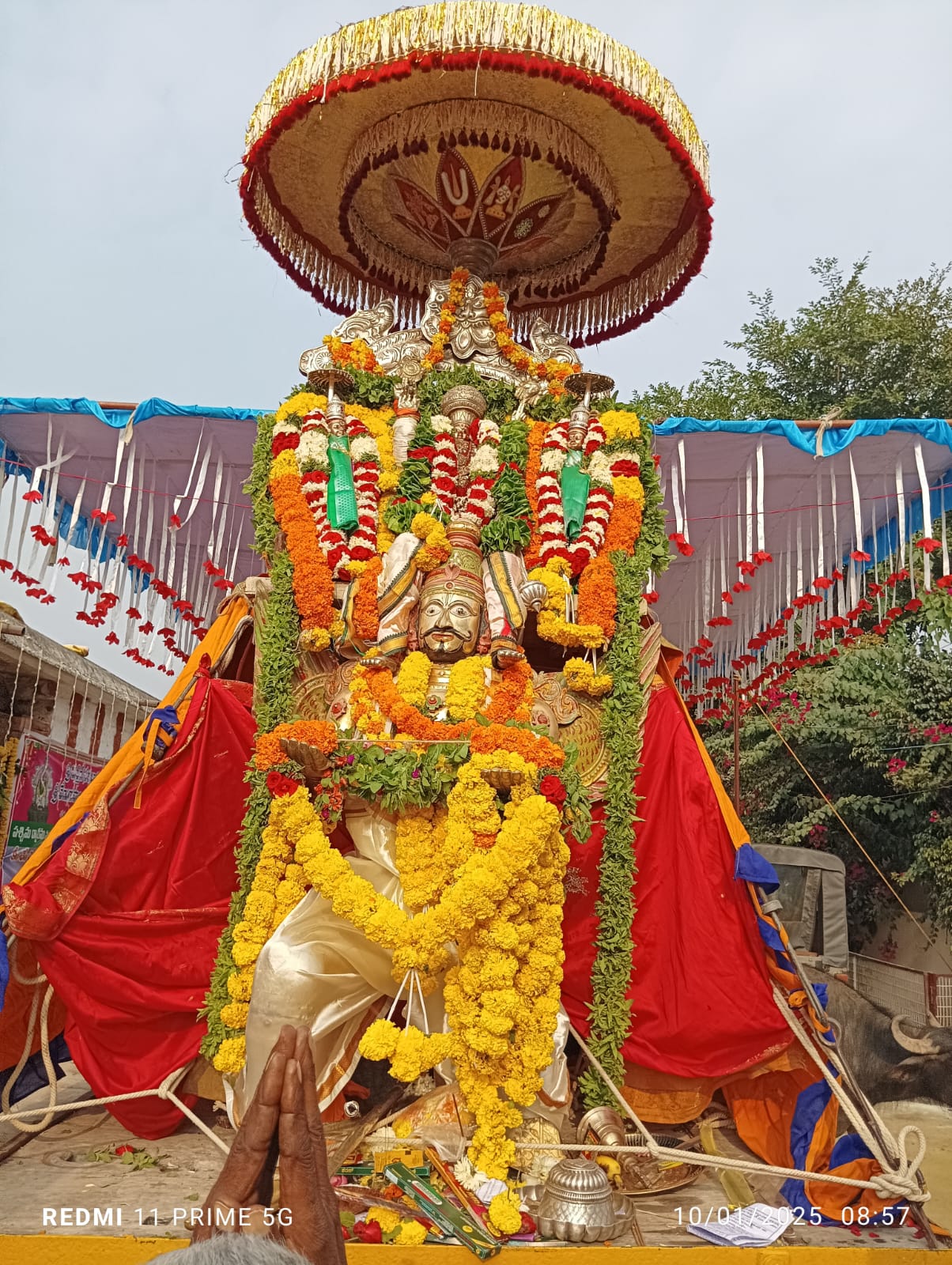 భక్తిశ్రద్ధలతో ముక్కోటి ఏకాదశి పూజలు భక్తులతో కిటకిటలాడిన వేణుగోపాల స్వామి దేవాలయం.