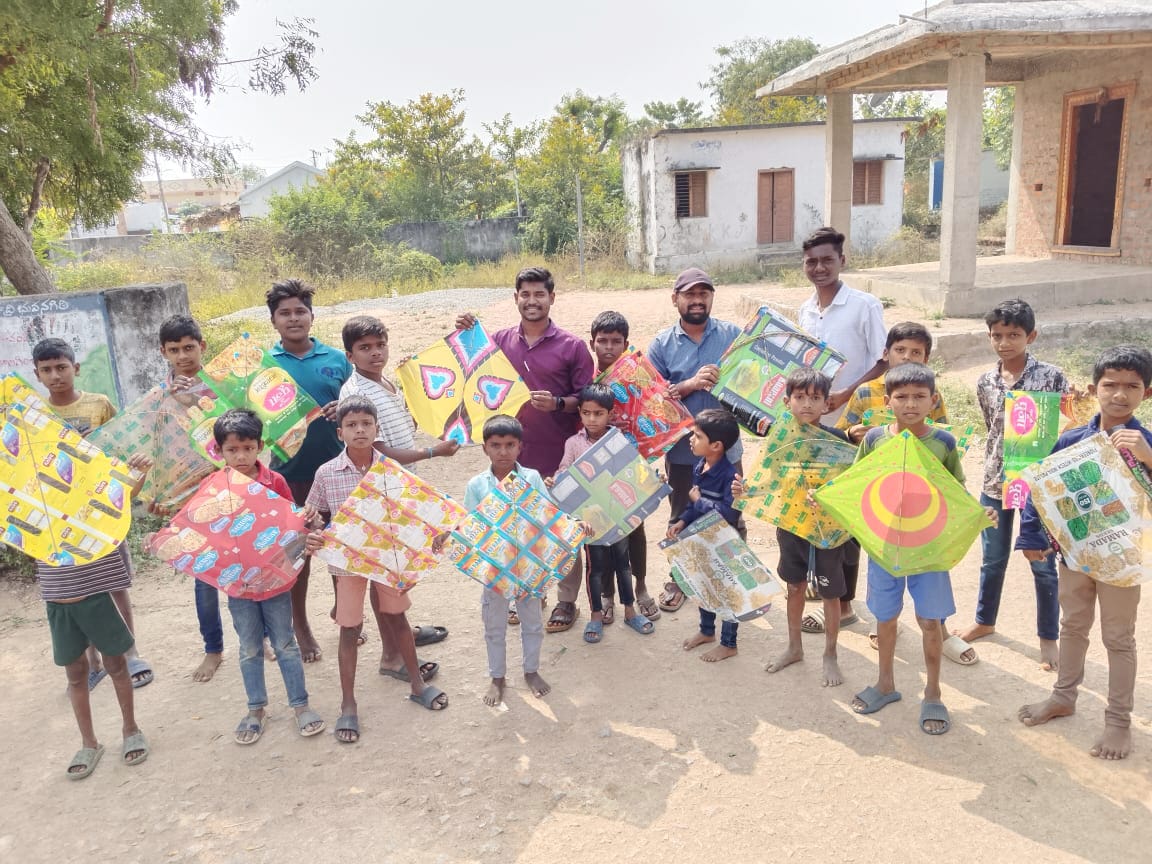 చిన్నారులకు గాలిపటాలు పంపిణీ చేసిన జర్నలిస్ట్ మేడి స్వామి మౌర్య.