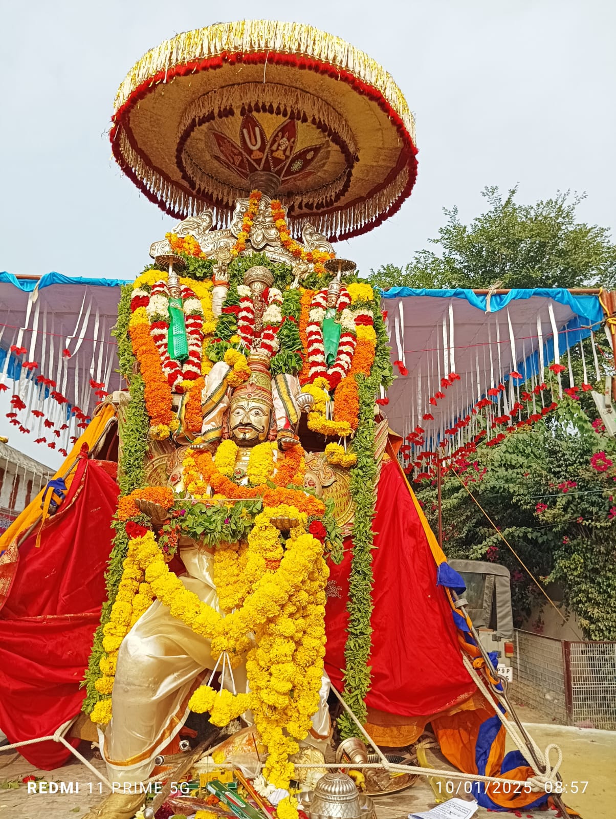 భక్తిశ్రద్ధలతో ముక్కోటి ఏకాదశి పూజలు భక్తులతో కిటకిటలాడిన శ్రీ వేణుగోపాల స్వామి దేవాలయం.