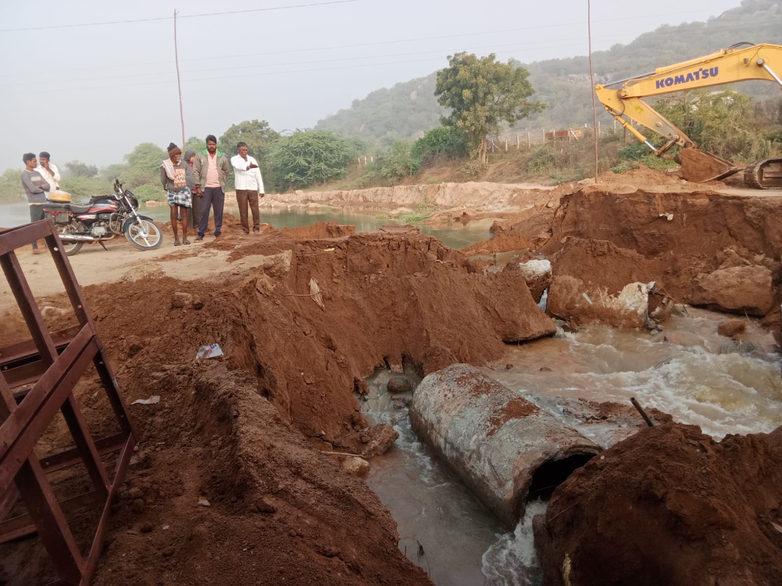 బేగంపేట వాగు మీద వెంటనే కల్వర్టు  నిర్మించాలి సిపిఐ మండల కార్యదర్శి చిగుళ్ల లింగం