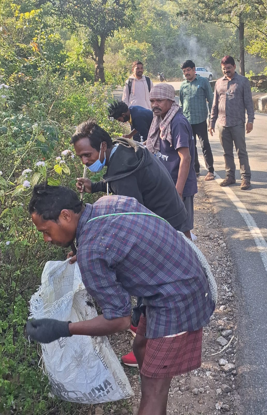 పారిశుధ్య పనులను పరిశీలీస్తున్న  ఎంపిటివో కుమార్.