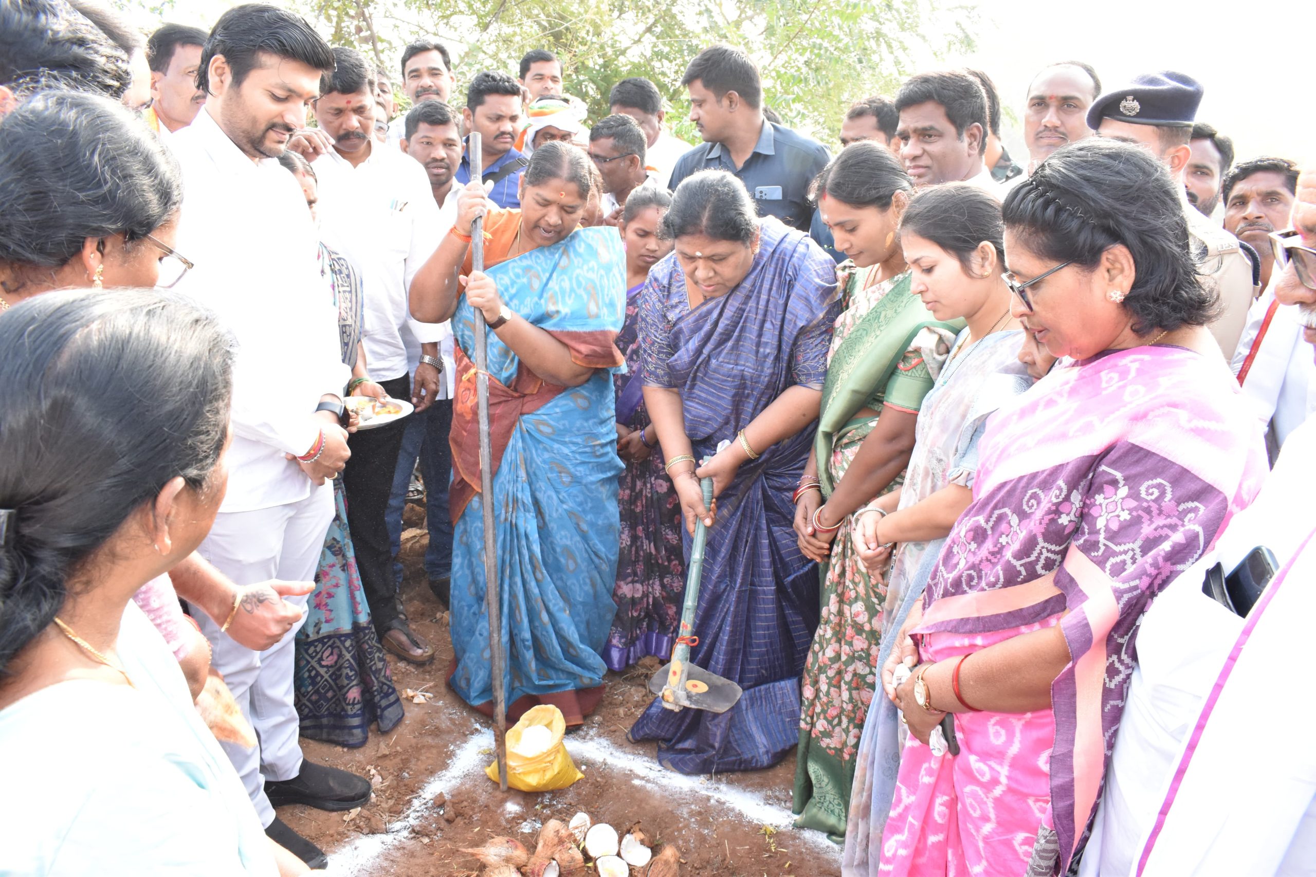 అభివృద్ధి పనుల ప్రారంభోత్సవంలో పాల్గొన్న మంత్రి సీతక్క,ఆత్రం సుగుణక్క