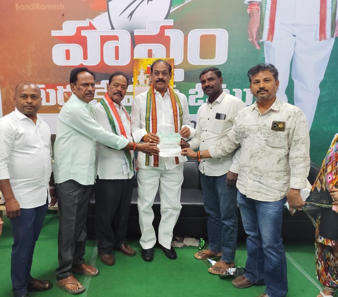 బాలనగర్ కాంగ్రెస్ పార్టీ కార్యాలయంలో సీఎం రిలీఫ్ ఫండ్ చెక్కును అందజేసిన బండి రమేష్