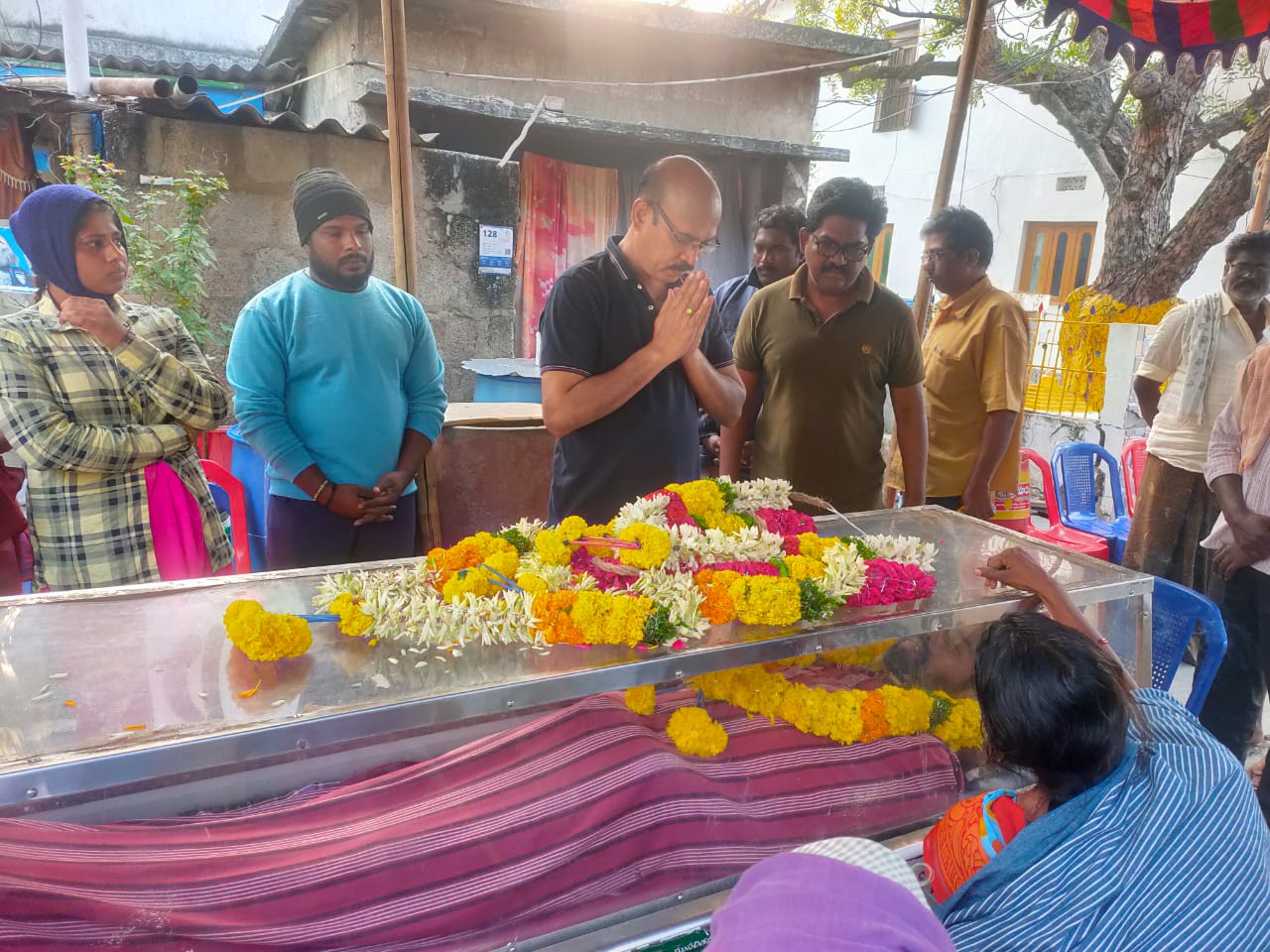 పారిశుద్ధ్య కార్మికుడు మృతి నివాళులు అర్పించిన మున్సిపల్ కమిషనర్ శ్రీ హరి బాబు