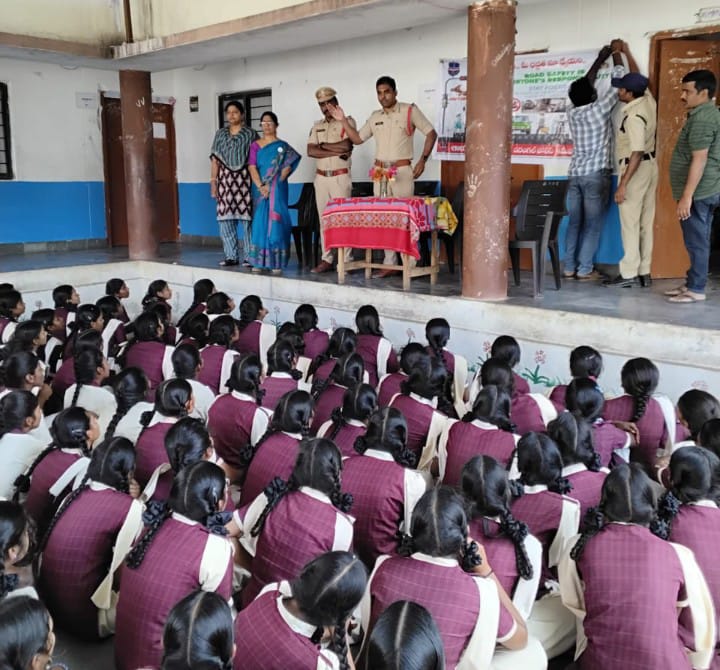 రోడ్డు భద్రత నియమాలు పాటించాలని సీఐ రంజిత్ రావు