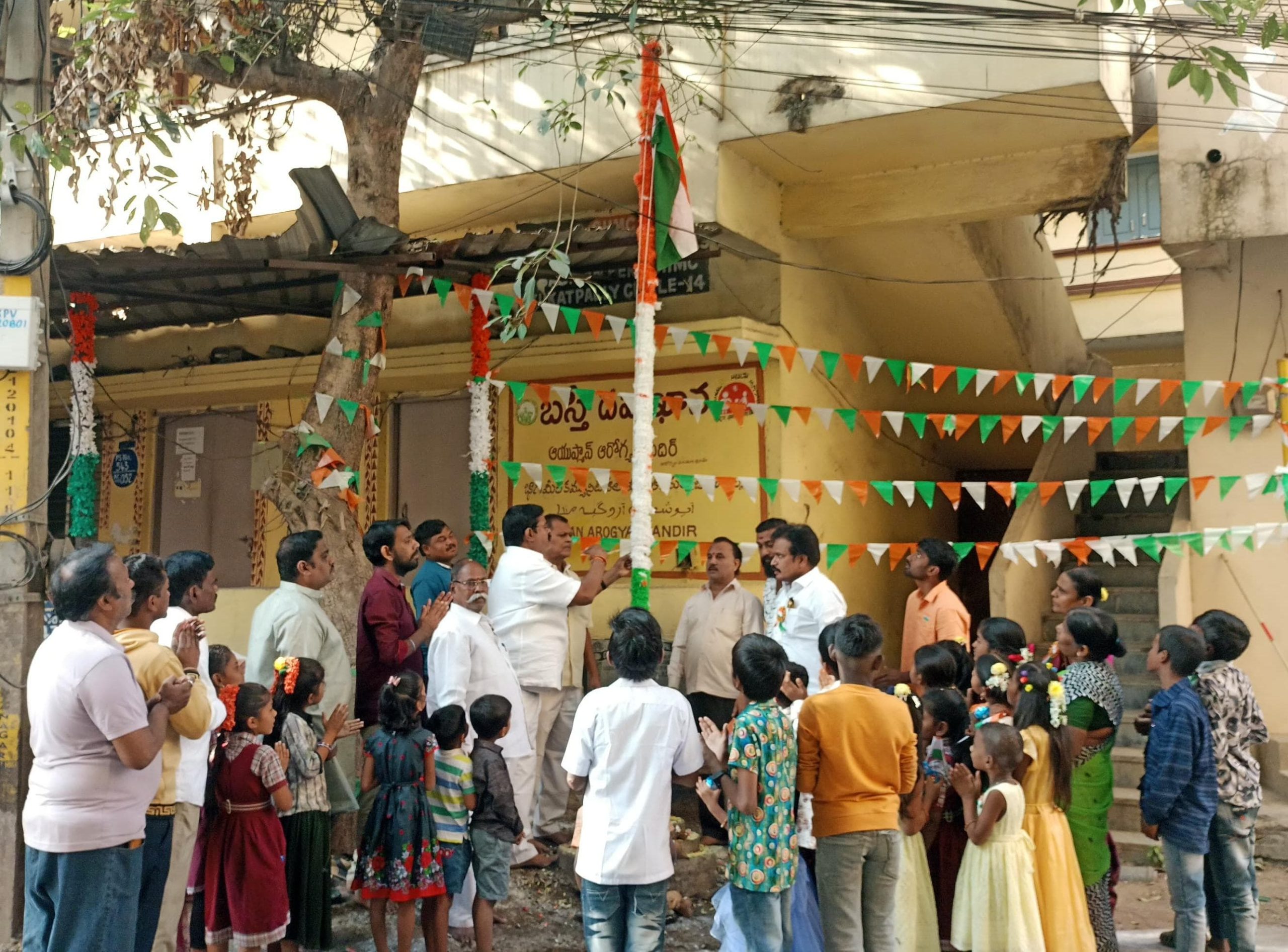 కూకట్ పల్లి బాగ్ అమీర్ లో ఘనంగా 76వ భారత గణతంత్ర దినోత్సవ వేడుకల్లో పాల్గొన్న తెల్ల హరికృష్ణ