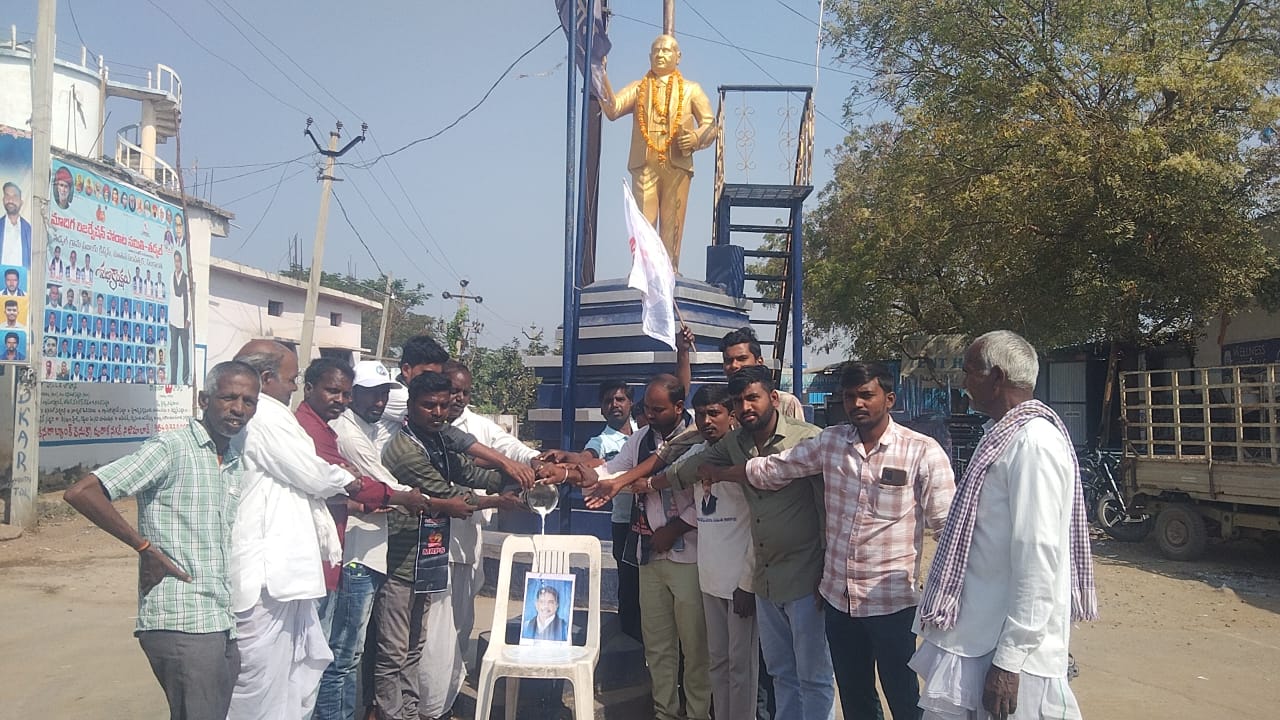 పద్మశ్రీ అవార్డ్ గ్రహీత మందకృష్ణ మాదిగ చిత్రపటానికి క్షీరాభిషేకం