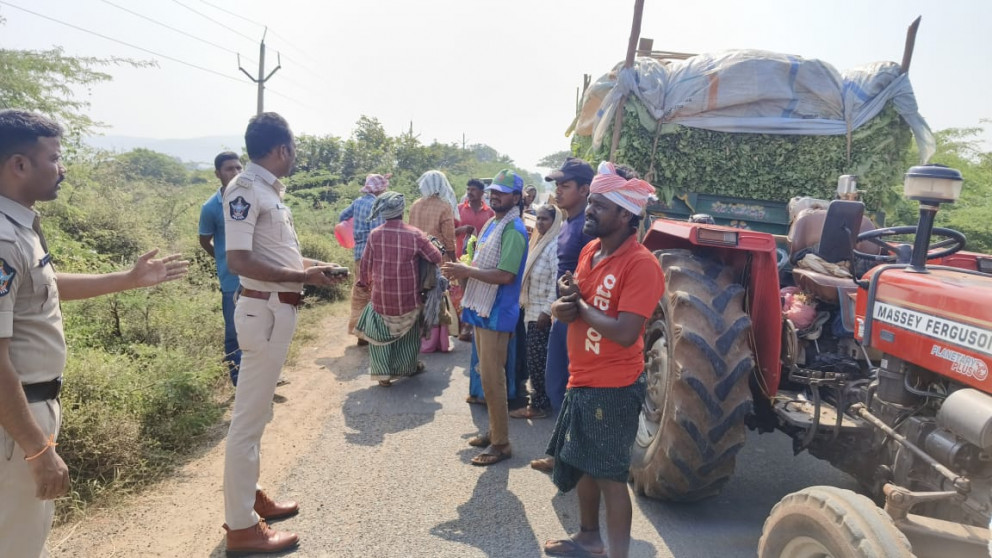 ట్రాక్టర్‌ డ్రైవర్ల కు ఎస్ఐ కౌన్సిలింగ్