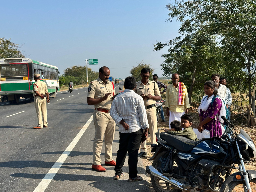 చట్ట ప్రకారం హెల్మెట్ ధరించాల్సిందే… సబ్ ఇన్స్పెక్టర్ అనిల్ కుమార్..