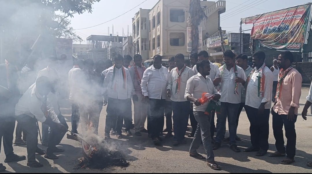 కేంద్ర సహాయ మంత్రి బండి సంజయ్ దిష్టిబొమ్మ దగ్ధం