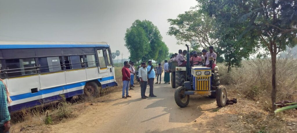 ఆర్టీసీ బస్సులో చెలరేగిన మంటలు