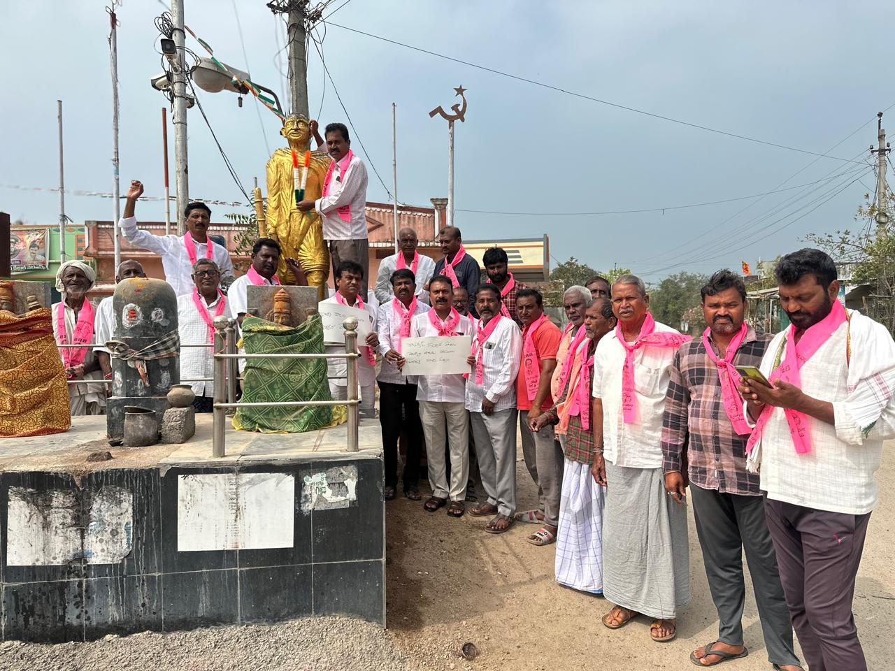 గాంధీజీ విగ్రహానికి వినపత్రం అందజేసిన బి ఆర్ ఎస్ నాయకులు…