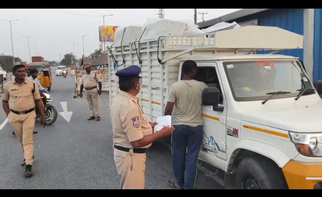 రామాపురం క్రాస్ రోడ్డు వద్ద పోలీసులు ముమ్మరంగా వాహనాల తనిఖీ