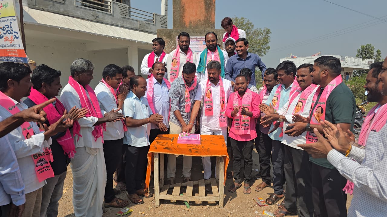 బీరు పూర్ మండలం లో మాజీ ముఖ్యమంత్రి కేసీఆర్ జన్మదిన వేడుకలు