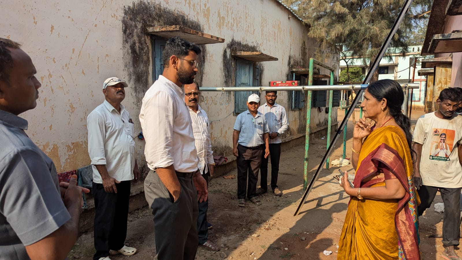 ఆశ్రమ వసతి గృహంలో చేపడుతున్న పనుల పురోగతిని పరిశీలించిన జిల్లా కలెక్టర్ జితేష్ వి. పాటిల్.