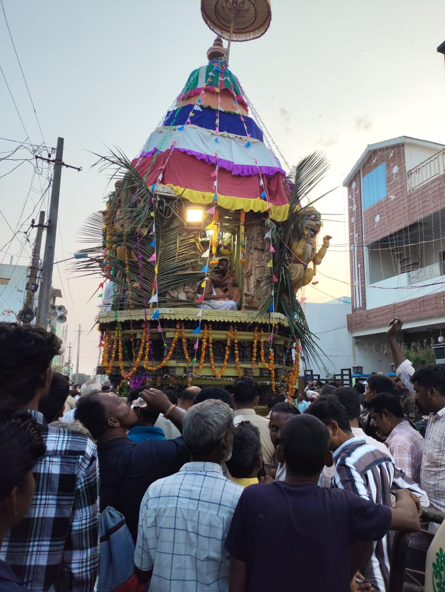 అంగరంగ వైభవంగా రుక్మిణి సత్యభామ సమేత వేణుగోపాల స్వామి రథోత్సవం