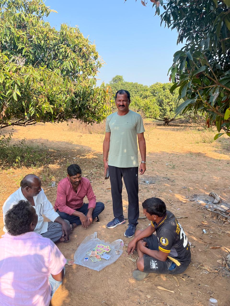 పేకాట ఆడుతున్న వారిని పట్టుకున్న సిరికొండ ఎస్సై..!