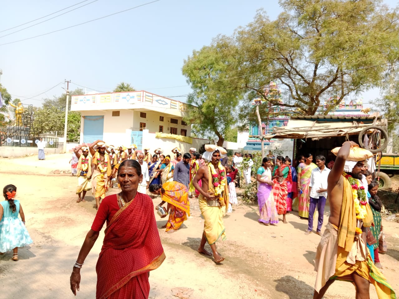 శివానామస్మరణతో శ్రీశైలం యాత్ర బయలుదేరిన శివ స్వాములు