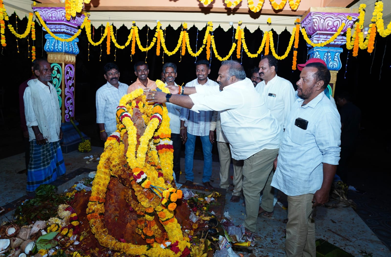 తులసమాంబను దర్శించుకున్న ఎమ్మెల్యే సుందరపు