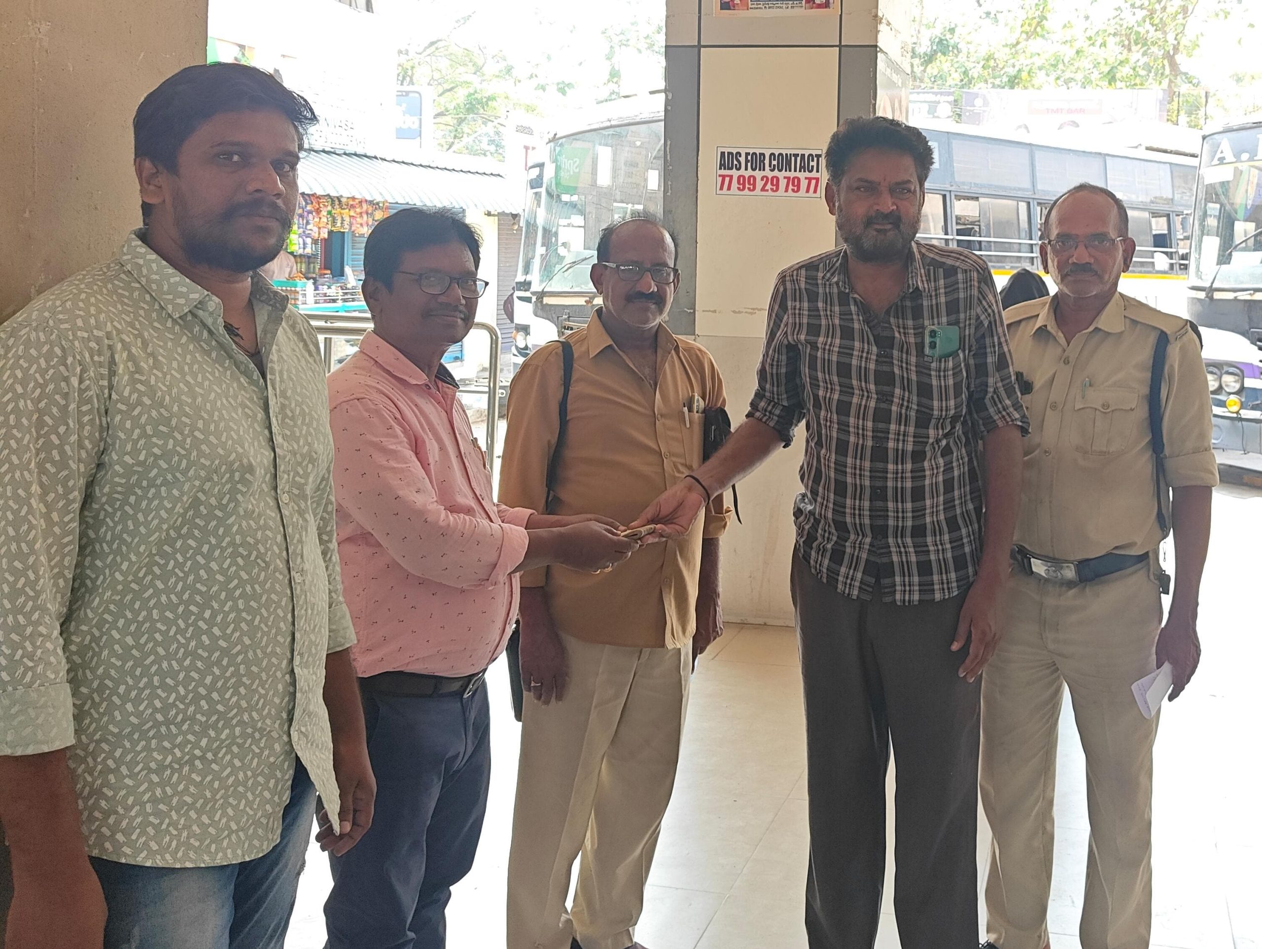 నిజాయితీ చాటుకున్న ఆర్టీసీ కండక్టర్‌