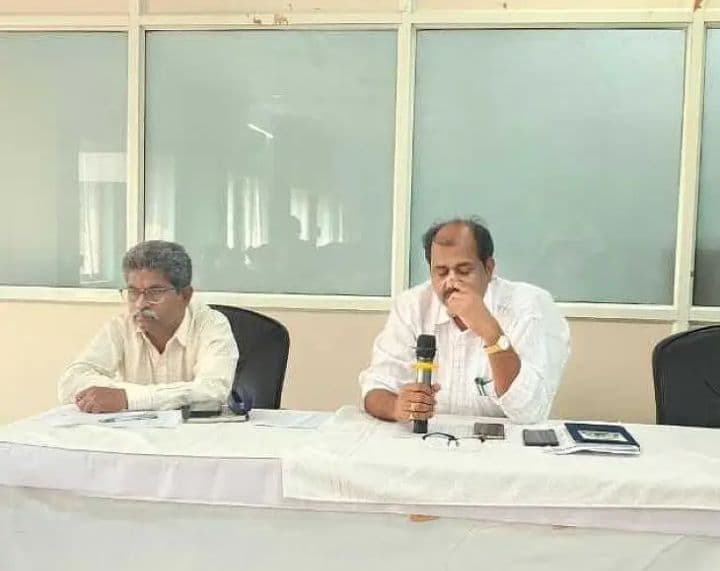 కార్యదర్శులతో కమిషనర్‌ సమవేశం