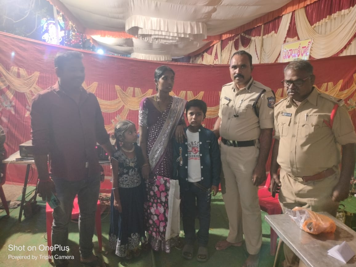 తప్పిపోయిన బాబును తల్లిదండ్రుల వద్దకు చేర్చిన నందిగామ పోలీసులు