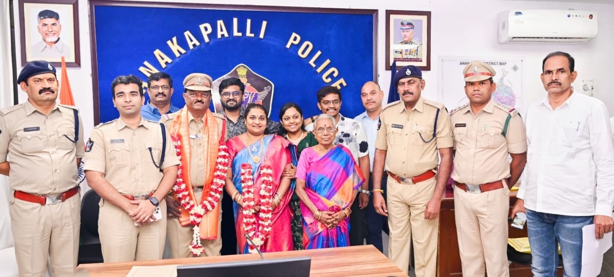 పదవీ విరమణ పొందిన ఏఎస్ఐ ఆడారి వెంకట సన్యాసిరావు ని సన్మా నించిన జిల్లా ఎస్పీ తుహిన్ సిన్హా