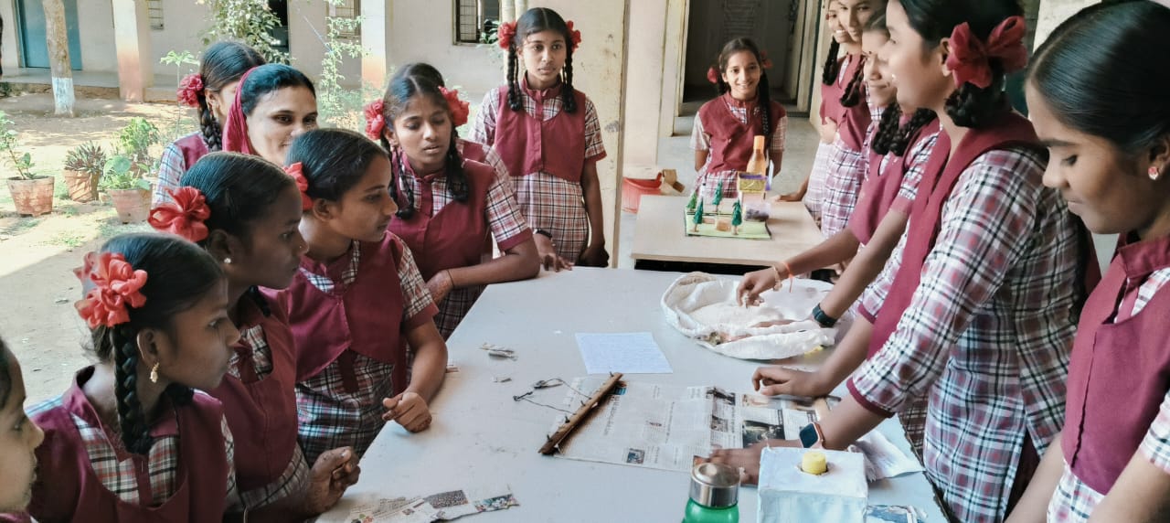 మునగాల ఆదర్శ పాఠశాలలో ఘనంగా సైన్స్ డే వేడుకలు