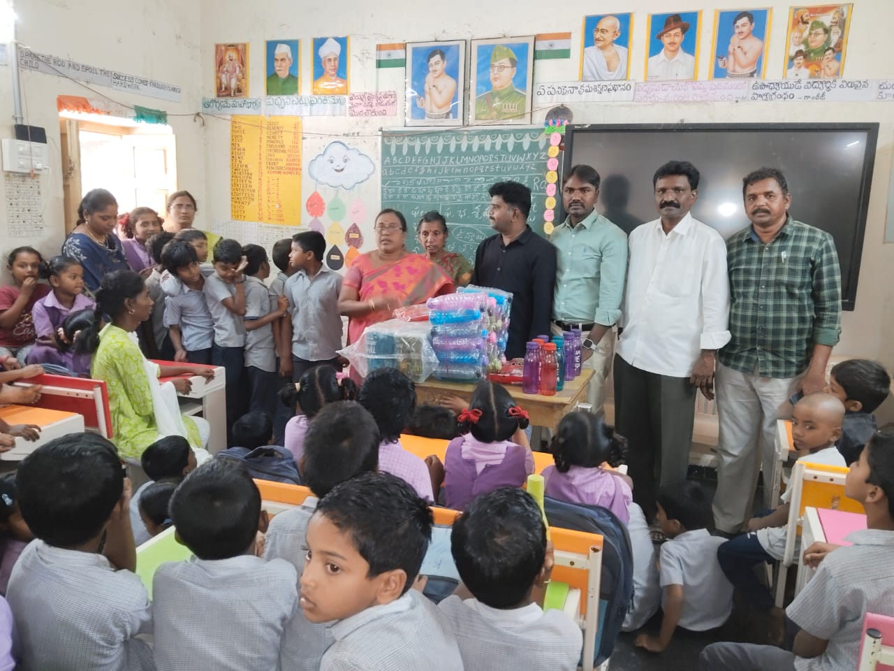 విద్యార్థులకు వాటర్ బాటిల్స్ పంపిణీ చేసిన పెరుమాళ్ళ బాలమోహన్
