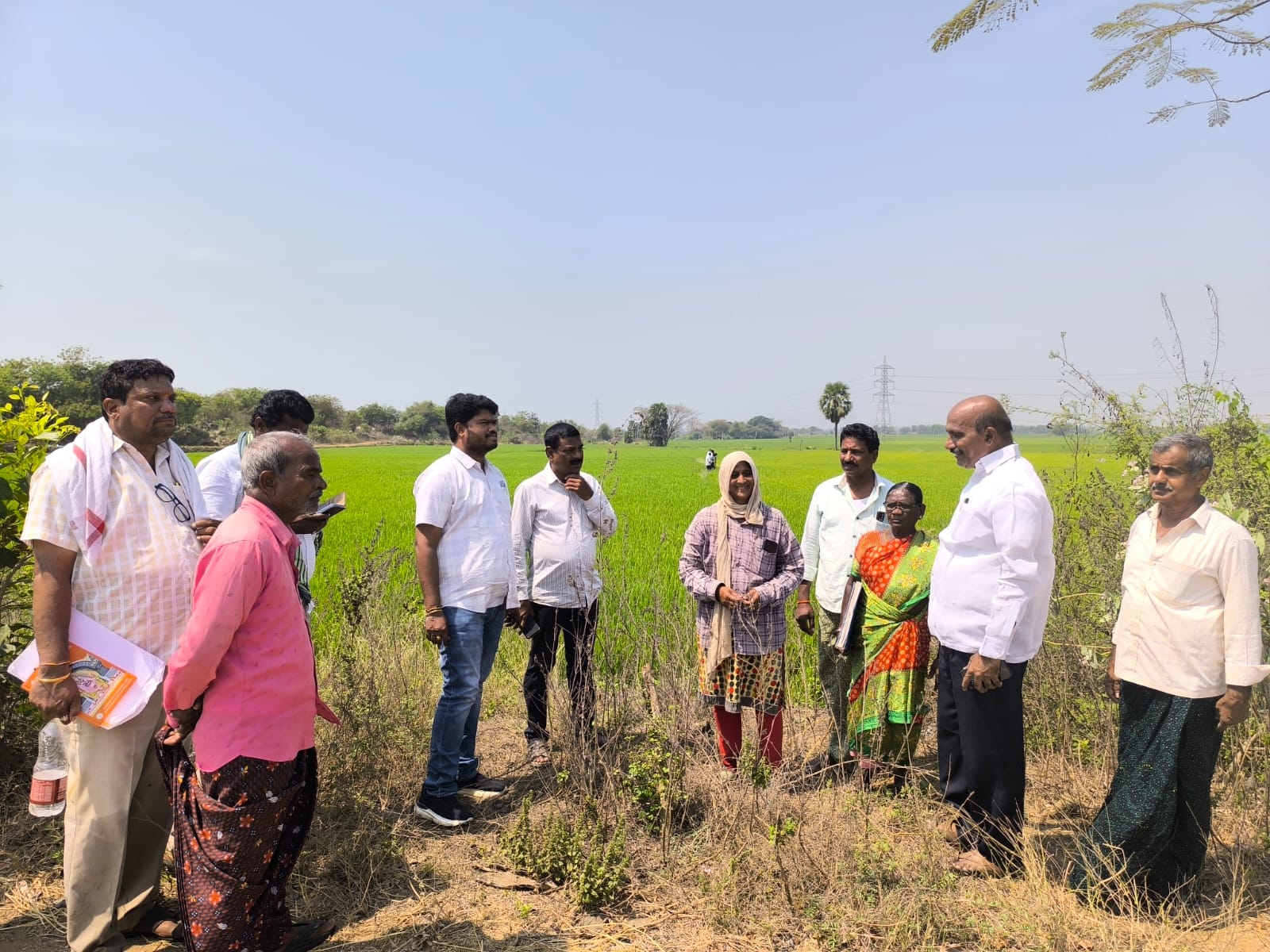 ఇందిరమ్మ మోడల్ ఇండ్ల కన్స్ట్రక్షన్ ను పరిశీలించిన ఆర్డివో