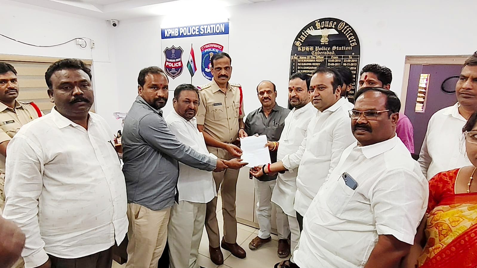 తెలంగాణ రాష్ట్ర ముఖ్యమంత్రి ఎనుముల రేవంత్ రెడ్డి మీద సోషల్ మీడియాలో అస్సాభ్యకరమైన పోస్టులు పెడుతున్నా టిఆర్ఎస్ నాయకులు