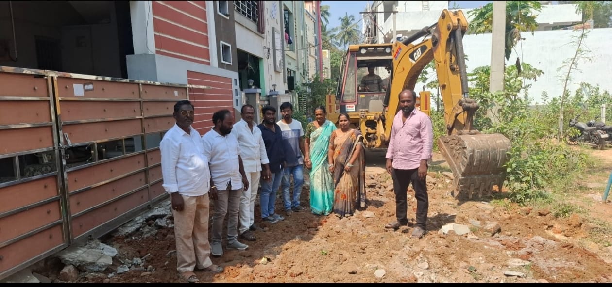 25 వ వార్డు ఎన్టీఆర్ నగర్ లో రోడ్డు లేక తీవ్ర ఇబ్బంది పడుతున్న ప్రజలకు కొణతాల చొరవుతో మోక్షం