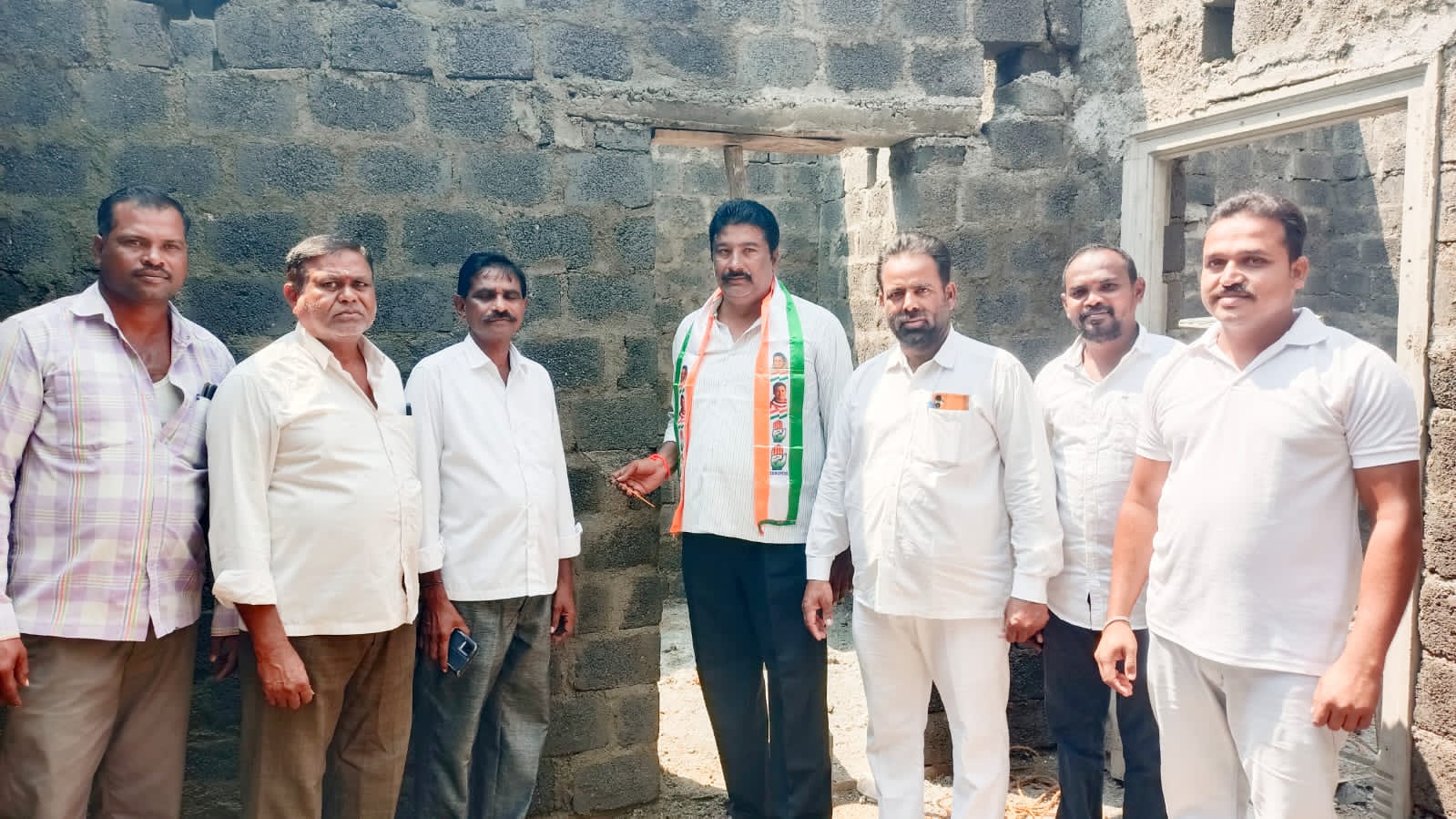 ఇందిరమ్మ నమూనా ఇంటి, నాణ్యతను పరిశీలించిన మండల కాంగ్రెస్ పార్టీ అధ్యక్షుడు కొప్పుల జైపాల్ రెడ్డి