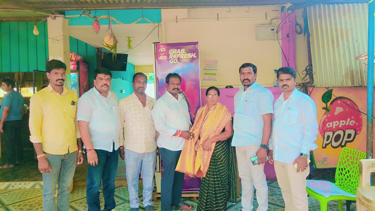 మహిళా అధ్యక్షురాలు కొన్నే జయమ్మ ముదిరాజ్,ని రాష్ట్ర ఆదర్శ మహిళ అవార్డు వచ్చిన సందర్భంగా