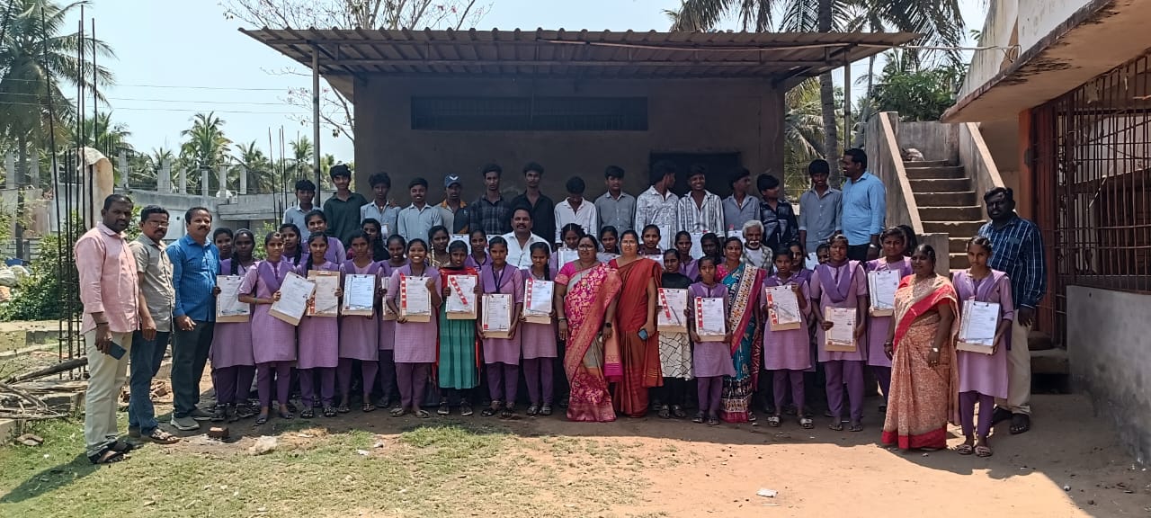 10వ తరగతి విద్యార్థులకు స్పూర్తినందించిన దాతలు