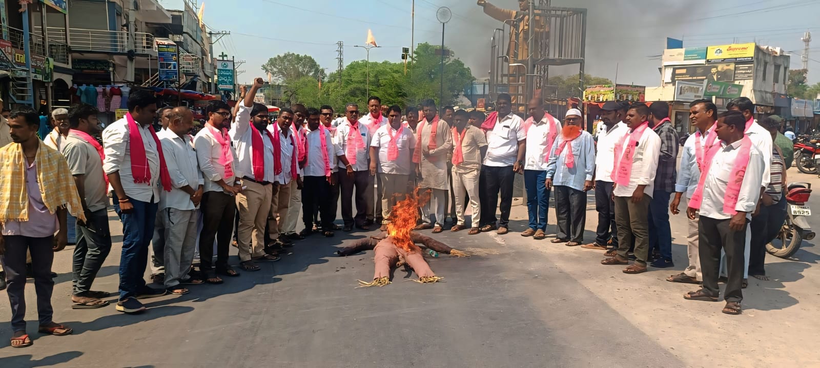 బీఆర్ఎస్ పార్టీ ఆధ్వర్యంలో రాజ్యాంగాన్ని ఖుని చేస్తున్న కాంగ్రెస్ ప్రభుత్వ వైఖరికి నిరసనగా అంబేద్కర్ సాక్షిగా విగ్రహం దగ్గర కాంగ్రెస్ ప్రభుత్వ దిష్టిబొమ్మ దహనం.