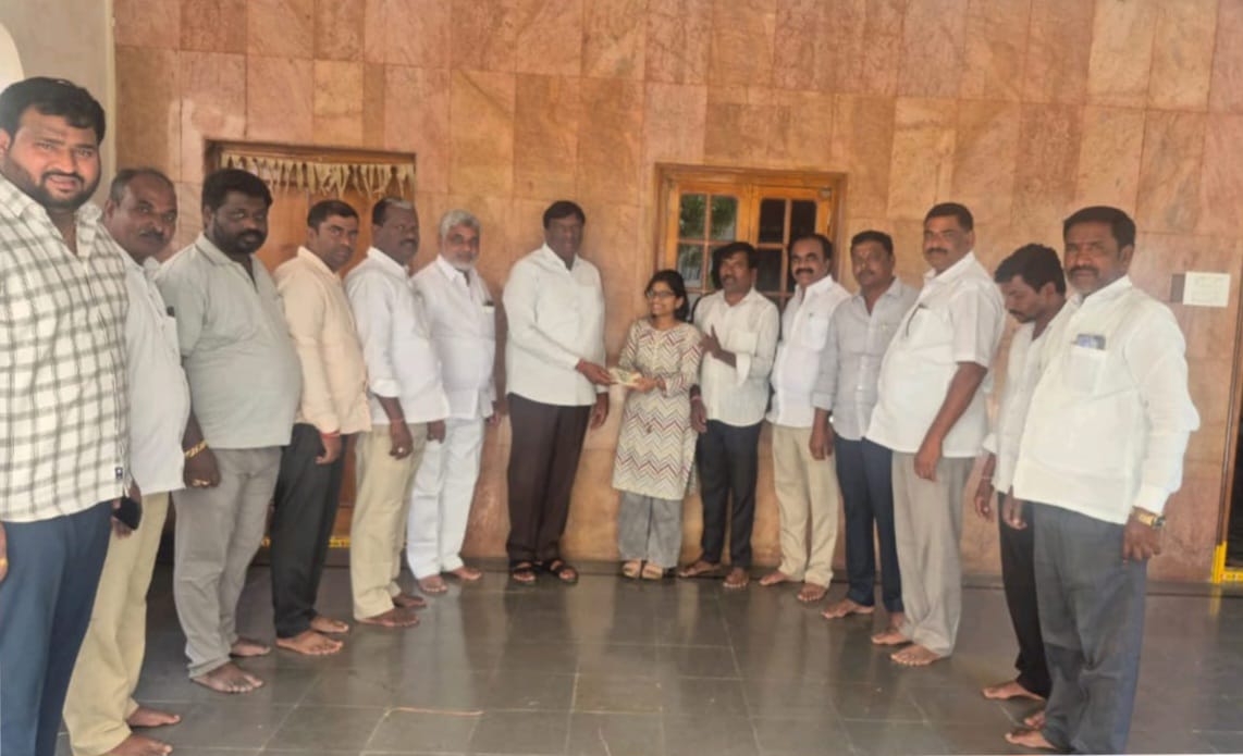 కొప్పుల హరీశ్వర్ రెడ్డి మెమోరియల్ ట్రస్టు ద్వారా పేద విద్యార్థినికి ఆర్థిక సహాయం.