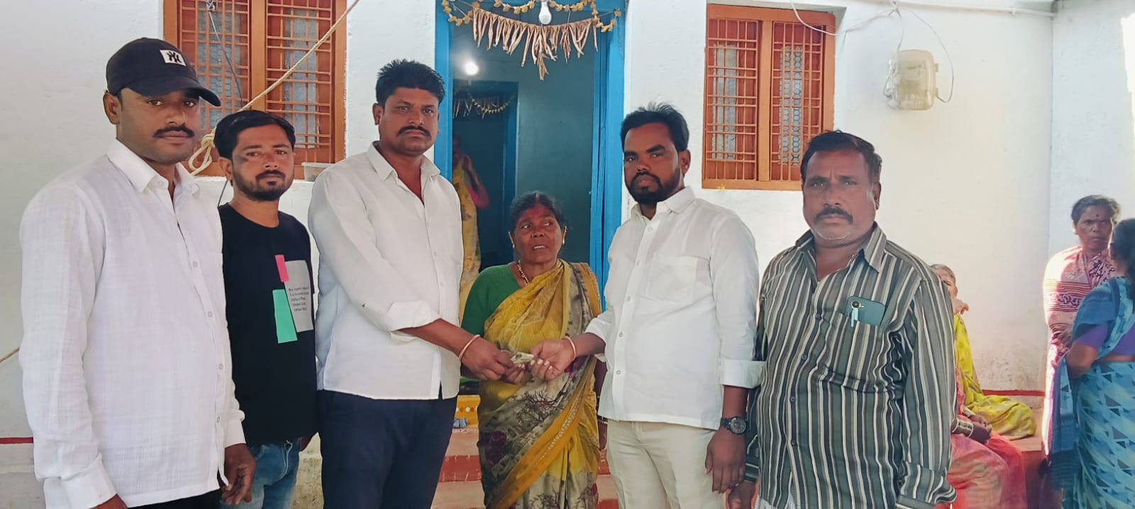 మృతుడి కుటుంబానికి ఆర్థిక సాయం అందజేసిన గ్రామ కాంగ్రెస్ పార్టీ అధ్యక్షుడు గండు వెంకటేష్