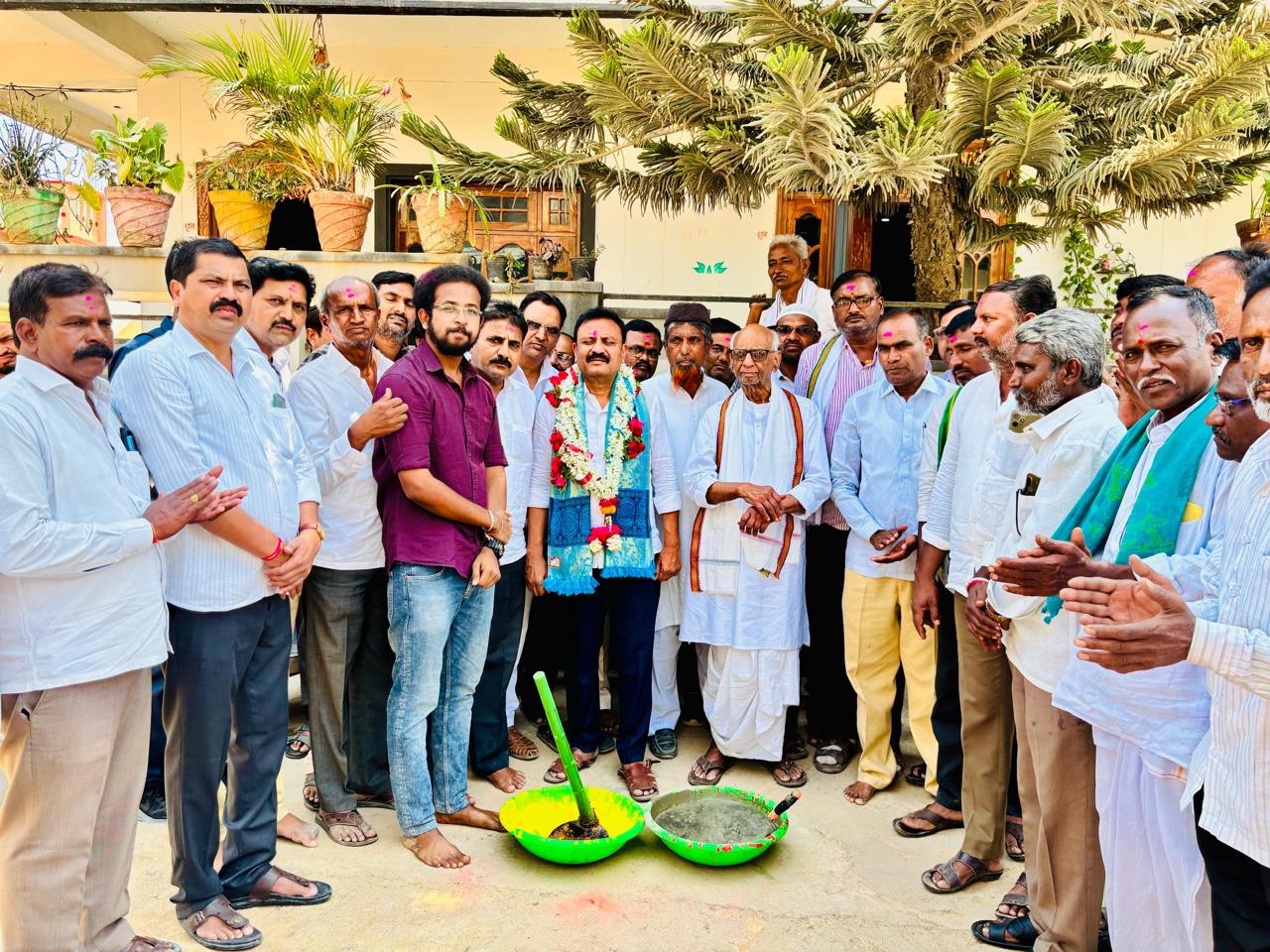 సీసీ రోడ్డు” పనులు ప్రారంభించిన ఎమ్మెల్యే తోట లక్ష్మీకాంతరావు