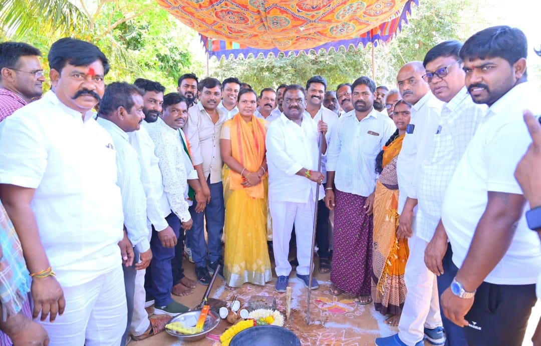 ఇందిరమ్మ ఇండ్లకు శంకుస్థాపన చేసిన ఎమ్మెల్యే