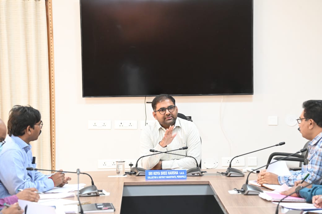 రైతు పోలాలు ఎండిపోకుండా అధికారులు సమన్వయంతో పని చేయాలి….. జిల్లా కలెక్టర్ కోయ శ్రీ హర్ష
