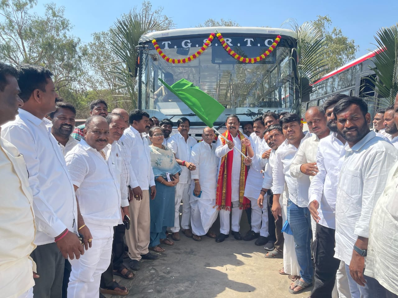 నూతన ఆర్టీసీ బస్సులను ప్రారంభించిన ఎమ్మెల్యే డాక్టర్ టి రామ్మోహన్ రెడ్డి.