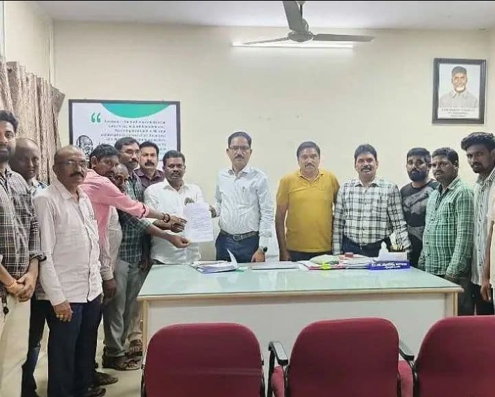షిఫ్ట్‌ ఆపరేటర్ల సమస్యలపై వినతి