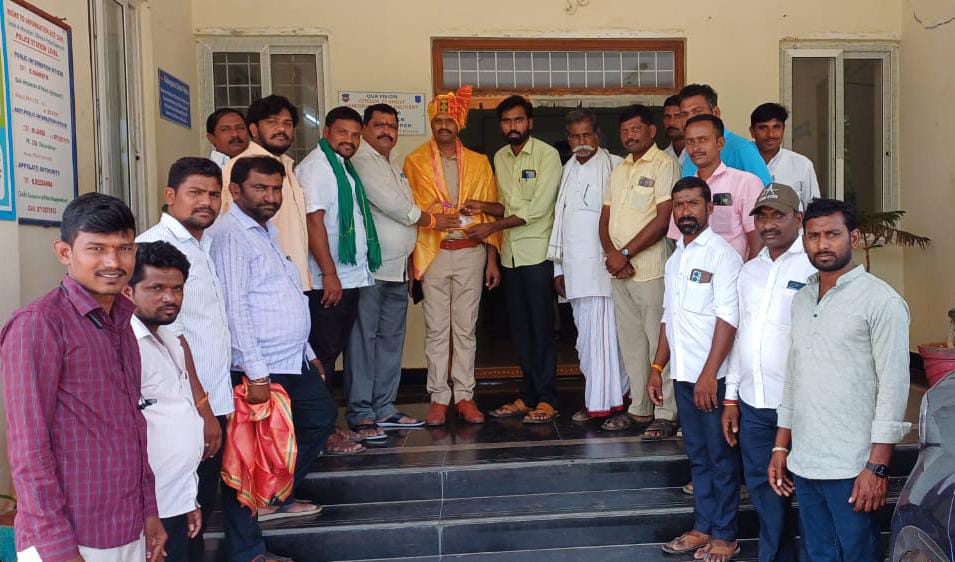 నాగార్జునసాగర్ నూతన సీఐ గా బాధ్యతలు స్వీకరించిన శ్రీనునాయక్ ను సన్మానించిన టిఆర్ జిఎస్ నాయకులు