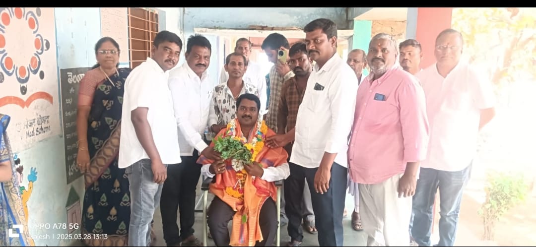 బదిలీపై వెళ్తున్న ప్రధానోపాధ్యాయునికి సన్మానం చేసిన -తాళ్ళరాంపూర్ వీడిసి