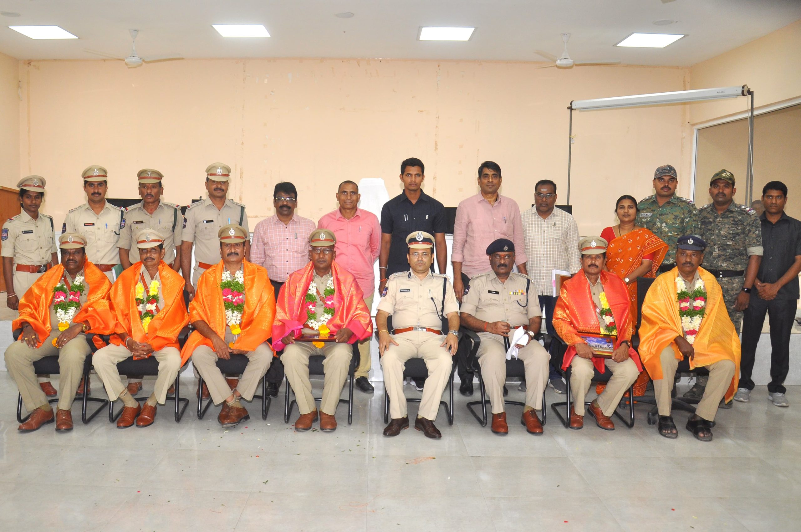 ఉద్యోగ విరమణ పొందిన పోలీస్‌ అధికారులను ఘనంగా సన్మానించిన పోలీస్ కమీషనర్