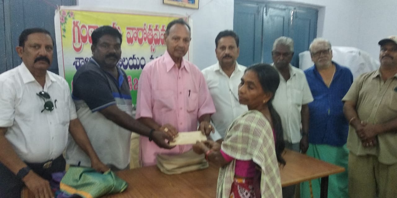 పంచాయతీ కార్మికులకు ఉగాది, రంజాన్ పురస్కరించుకొని నగదు పంపిణీ చేస్తున్న ఆల్విన్ బాలాజీ రావు