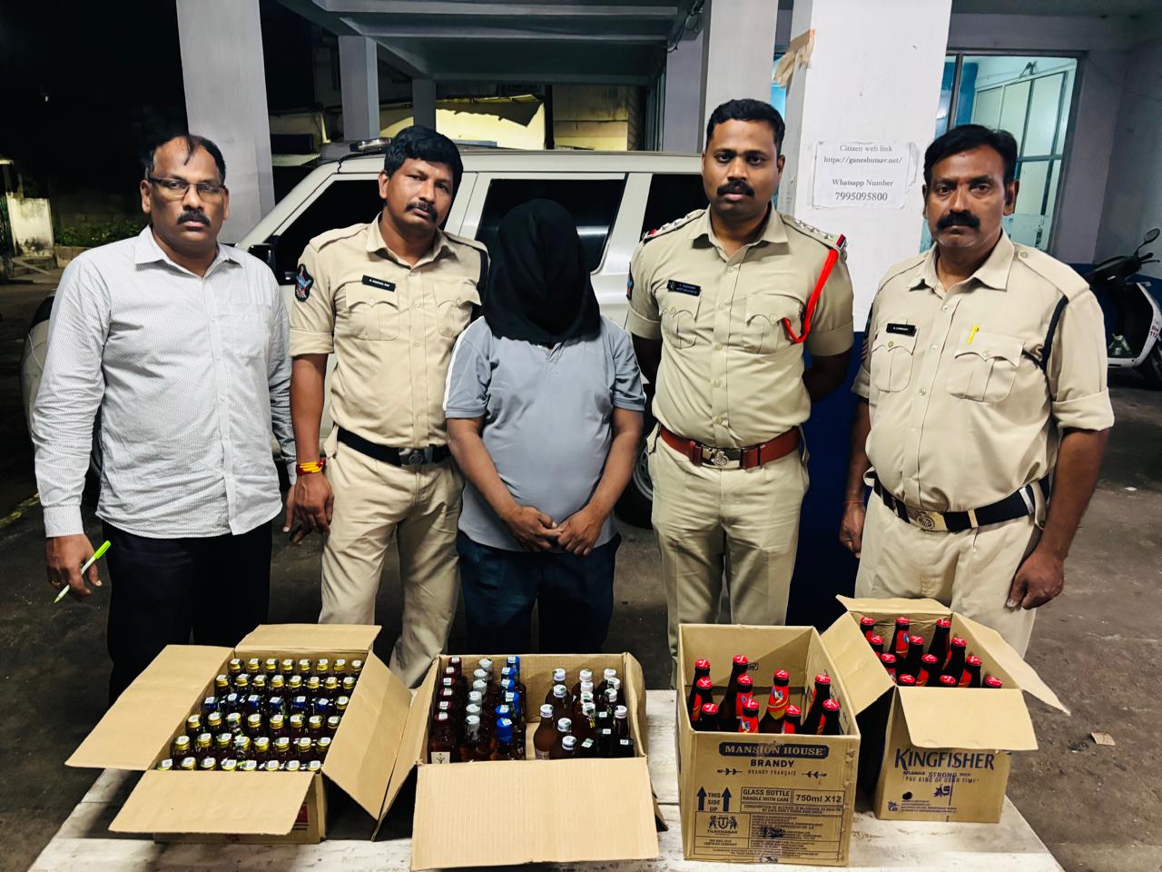 నవరంగ బార్‌ లో మద్యం అర్దరాత్రి అమ్మకాలపై   పోలీసులు దాడి….